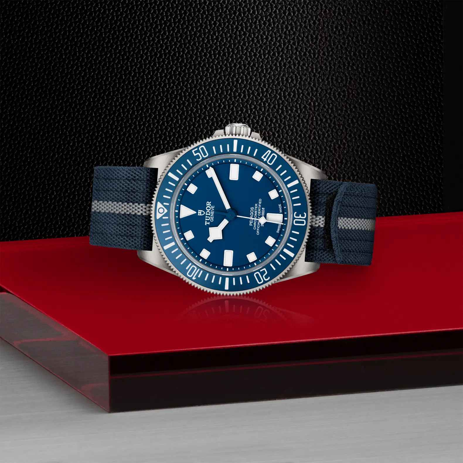 Reloj TUDOR Pelagos FXD con correa de tejido azul marino: vista de lado