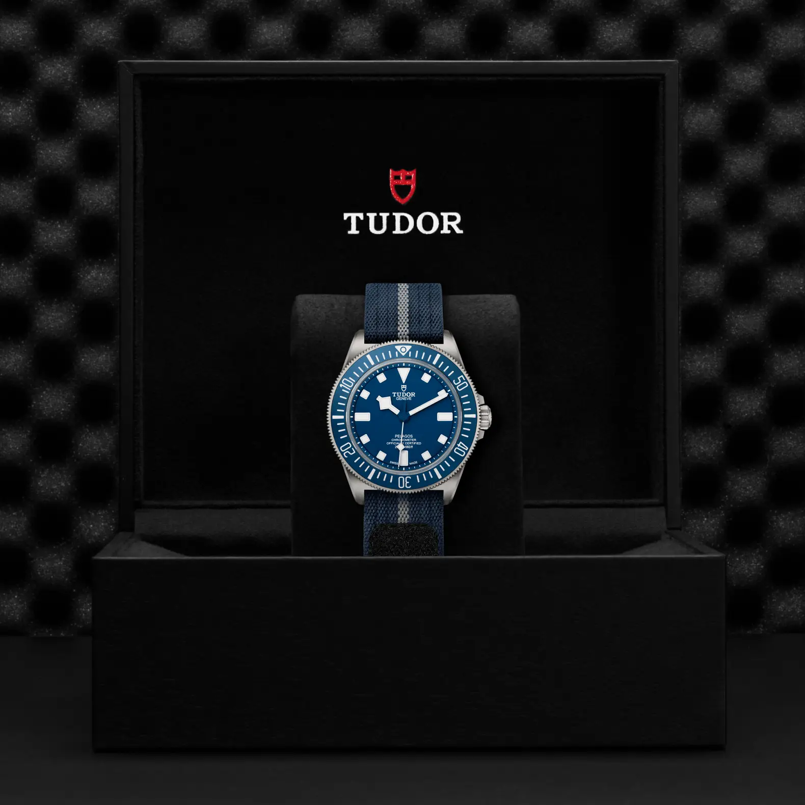Reloj TUDOR Pelagos FXD con correa de tejido azul marino: presentación en su caja oficial