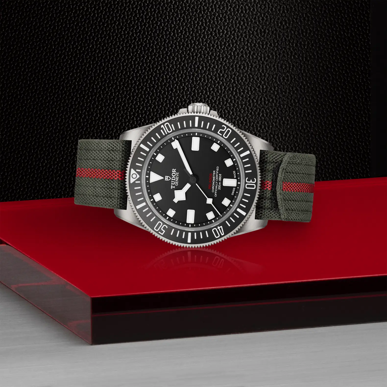 Reloj TUDOR Pelagos FXD 42 mm con correa de tejido verde: vista de lado