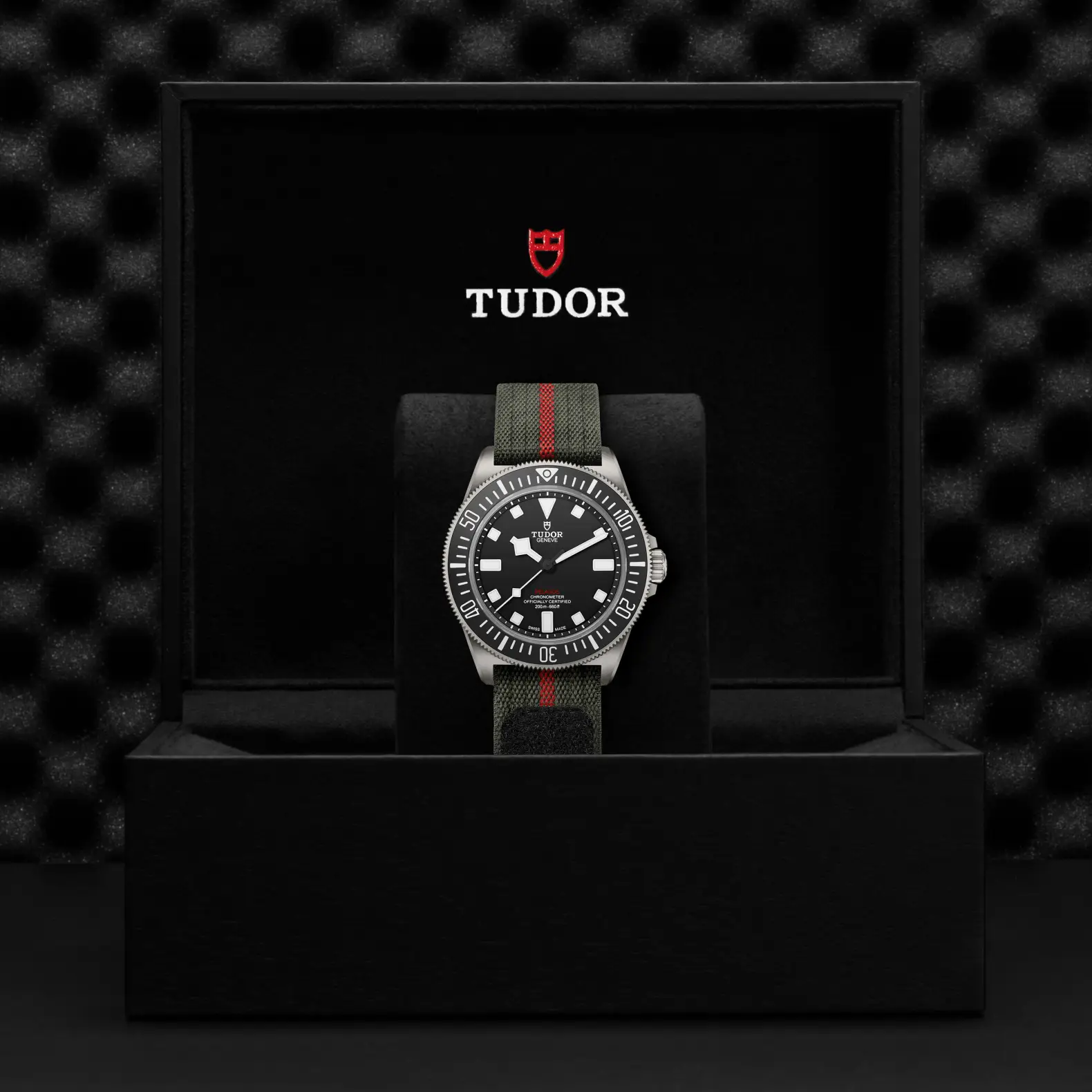 Reloj TUDOR Pelagos FXD 42 mm con correa de tejido verde: presentación en su caja oficial