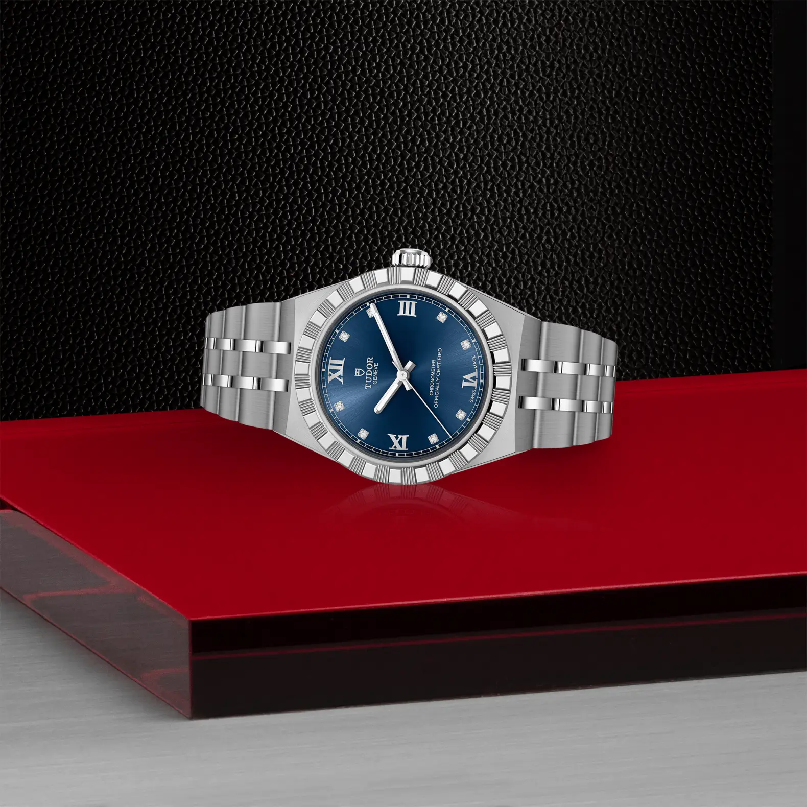 Reloj TUDOR Royal acero 30mm con esfera azul con números romanos: vista de lado