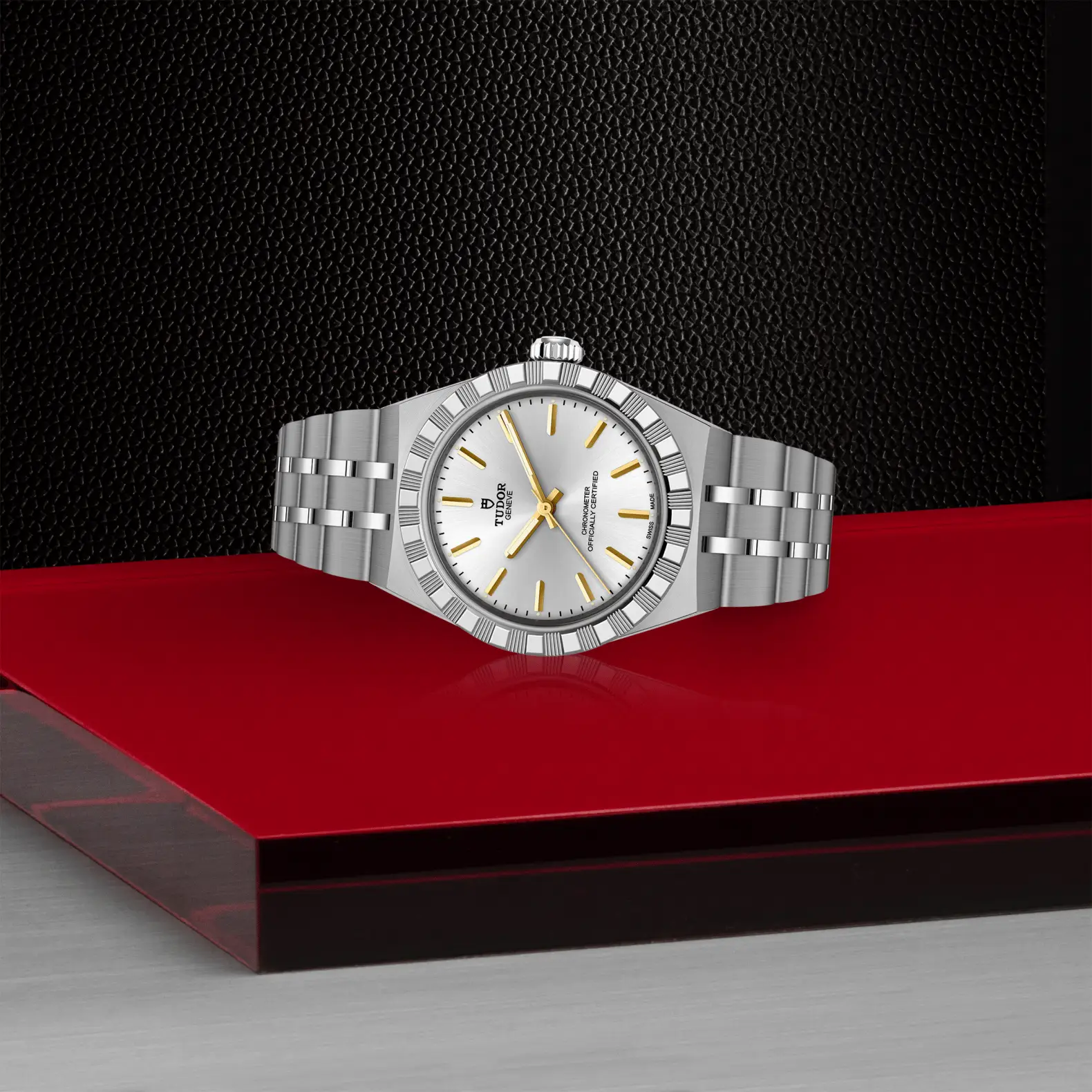 Reloj TUDOR Royal acero 30mm con esfera plateada y marcadores con apliques: vista de lado