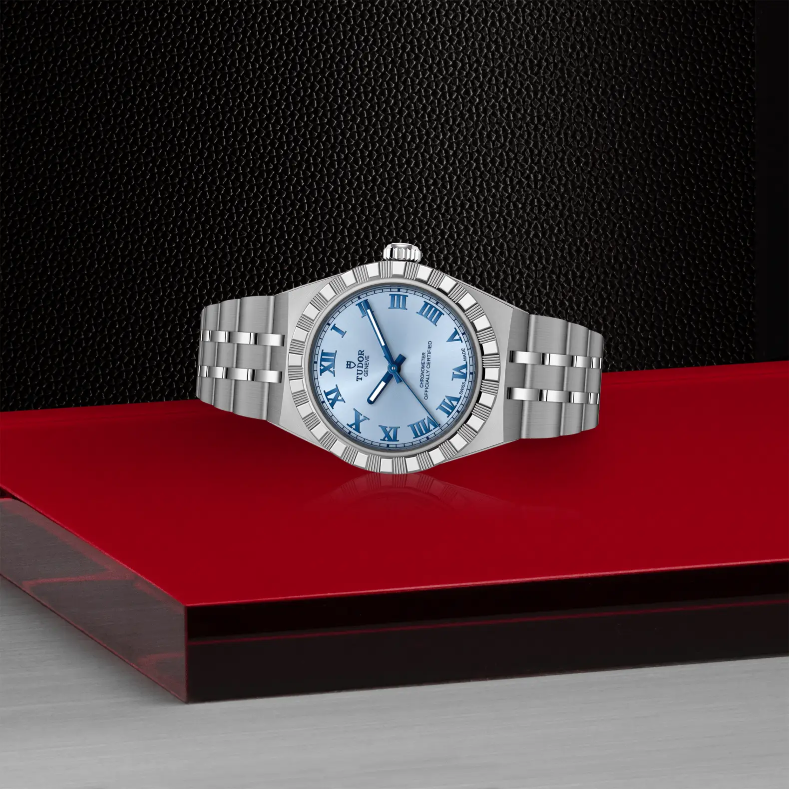 Reloj TUDOR Royal acero 30mm con esfera celeste con números romanos: vista de lado