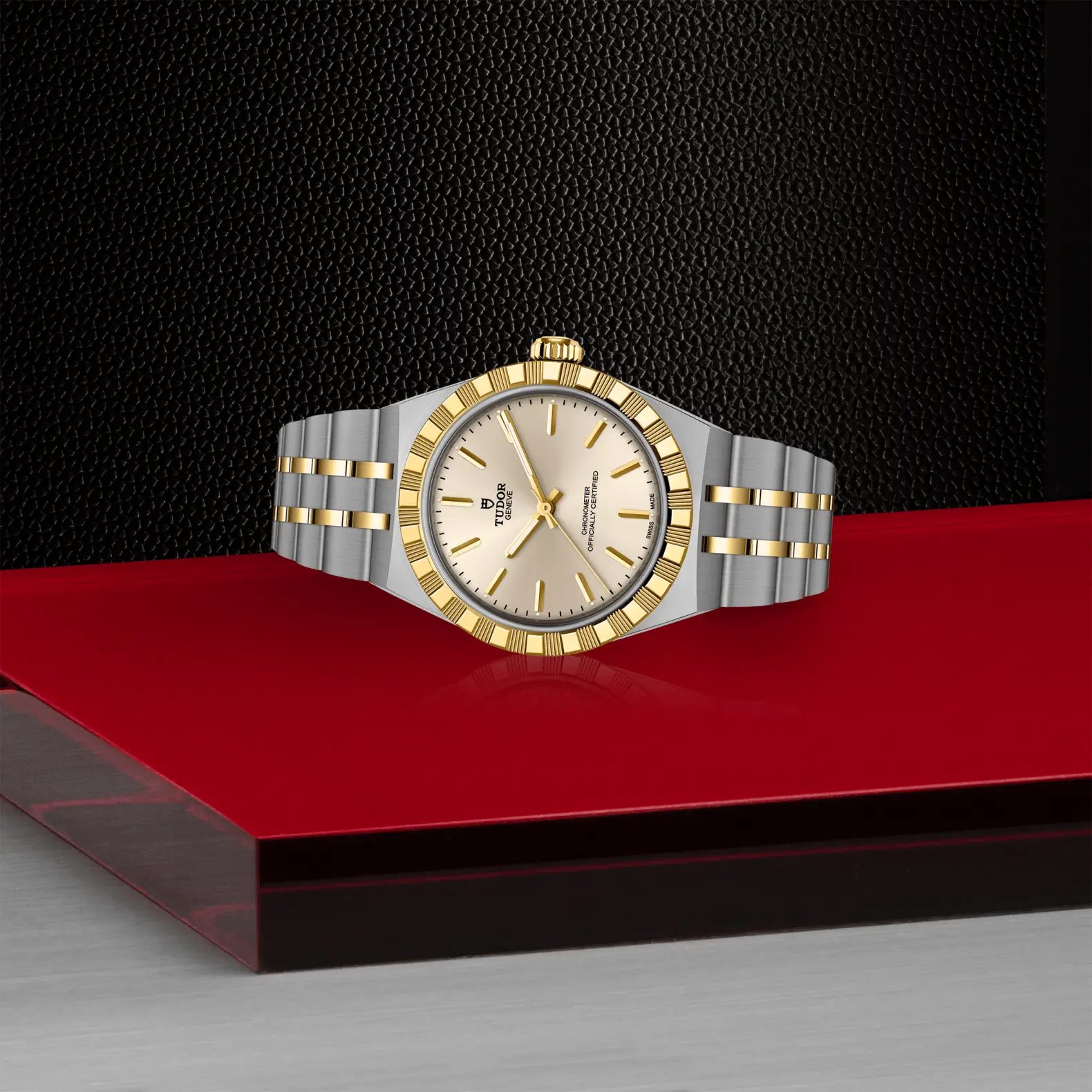 Reloj TUDOR Royal acero 30mm en acero y oro amarillo con esfera marfil: vista de lado