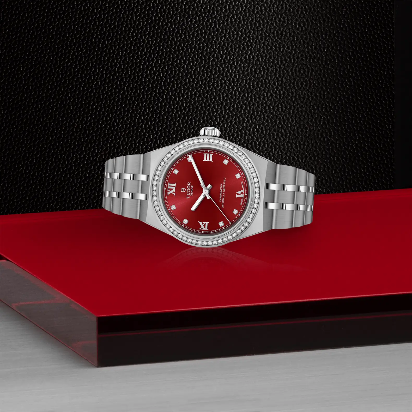Reloj TUDOR Royal acero 30mm con esfera burdeos y bisel de acero engastado de diamantes: vista de lado