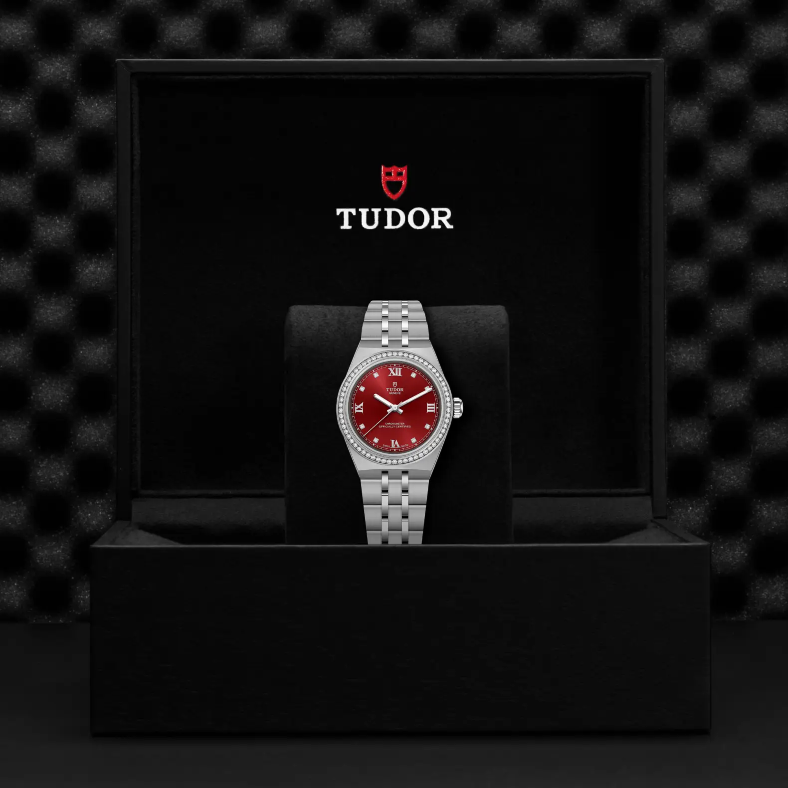 Reloj TUDOR Royal acero 30mm con esfera burdeos y bisel de acero engastado de diamantes: presentación en su caja oficial