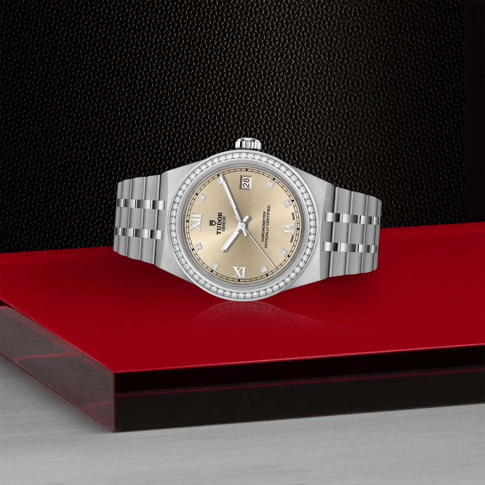 Reloj TUDOR Royal acero 36mm con esfera marfil y bisel engastado de diamantes: vista de lado