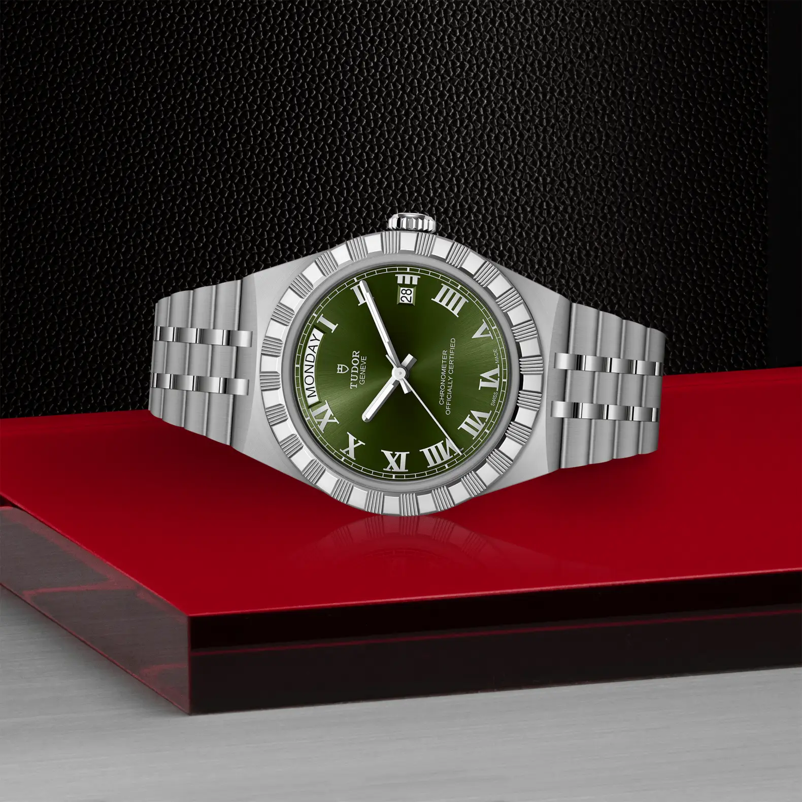 Reloj TUDOR Royal acero 40mm con esfera verde con números romanos: vista de lado