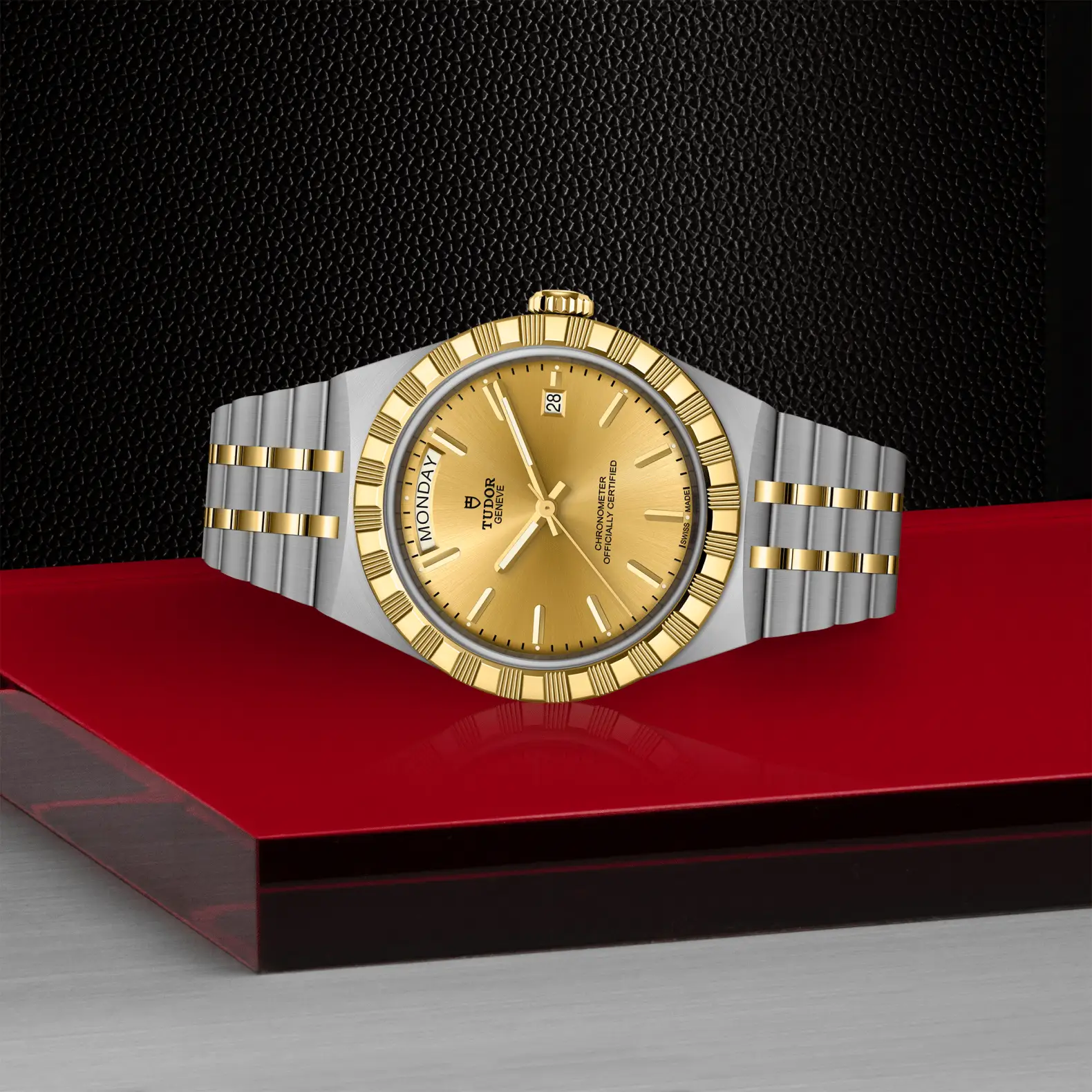 Reloj TUDOR Royal acero y oro amarillo 40mm con esfera champán con apliques: vista de lado