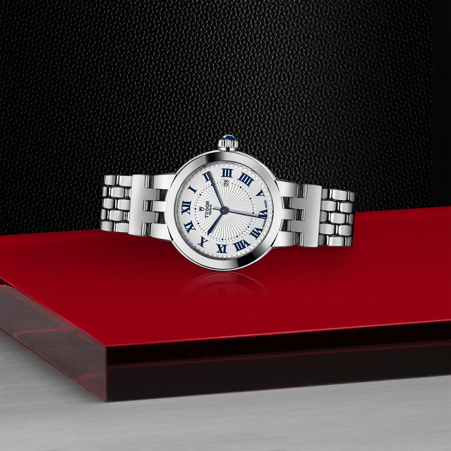 Reloj TUDOR Clair de Rose en acero 30 mm con esfera opalina: vista de lado