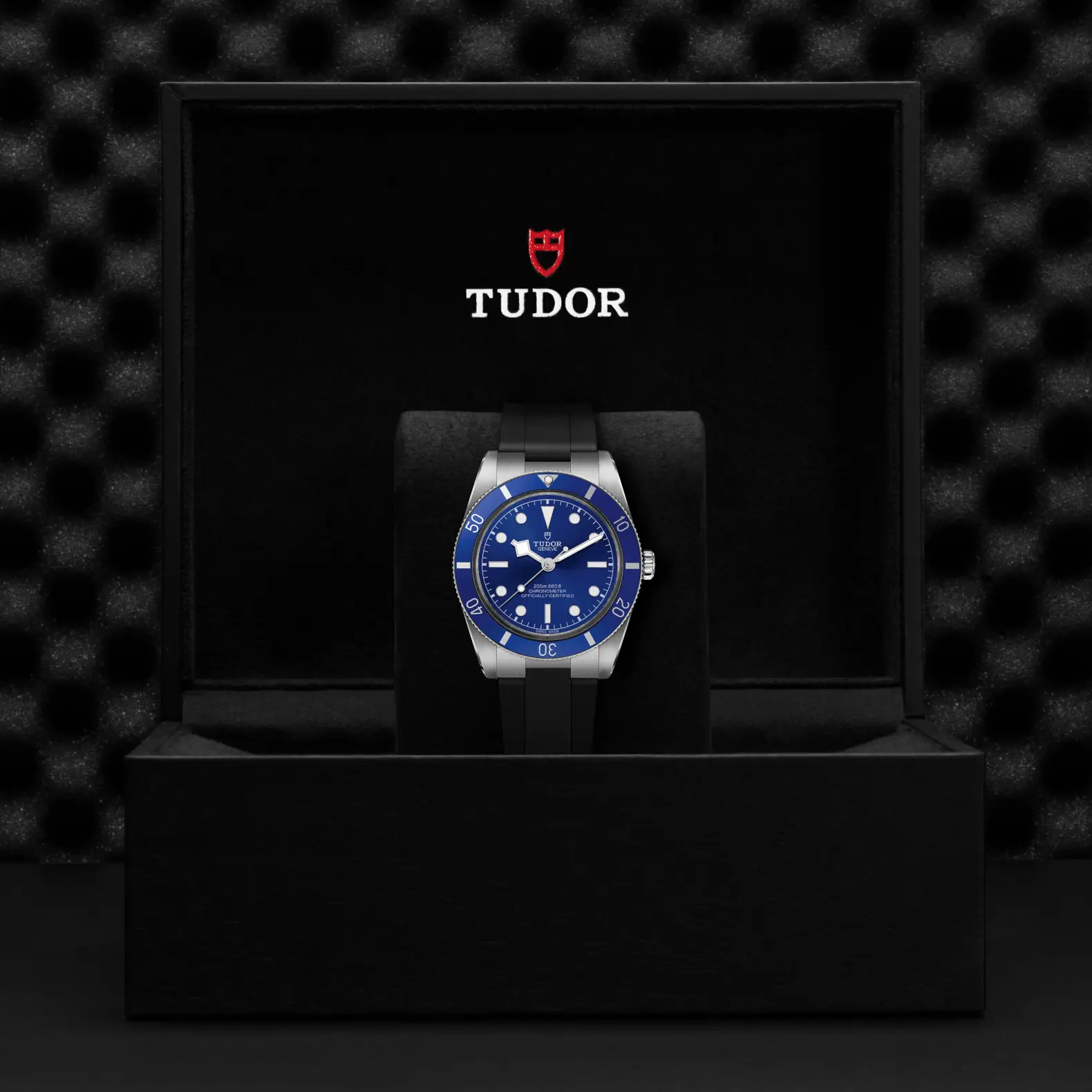 Reloj TUDOR Black Bay 54 con esfera y bisel azul y correa de caucho: presentación en su caja oficial