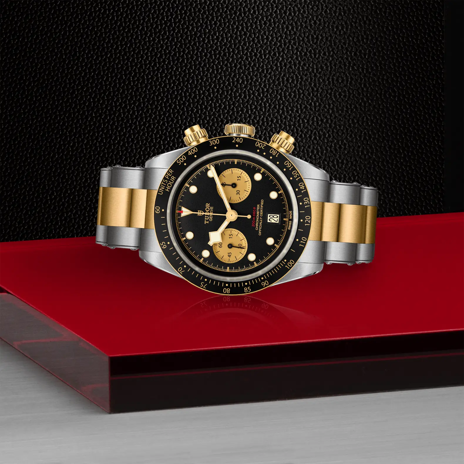 Reloj TUDOR Black Bay Chrono S&G con brazalete en acero y oro amarillo: vista de lado