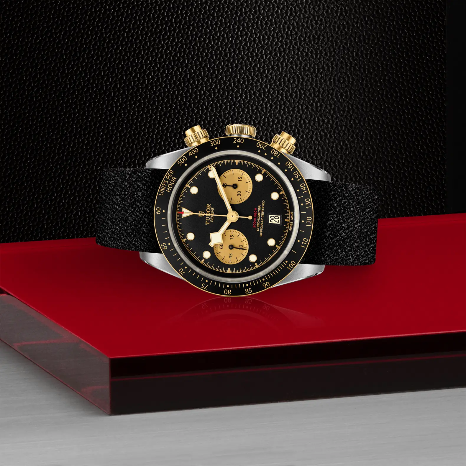 Reloj TUDOR Black Bay Chrono S&G con bisel de oro amarillo: vista de lado