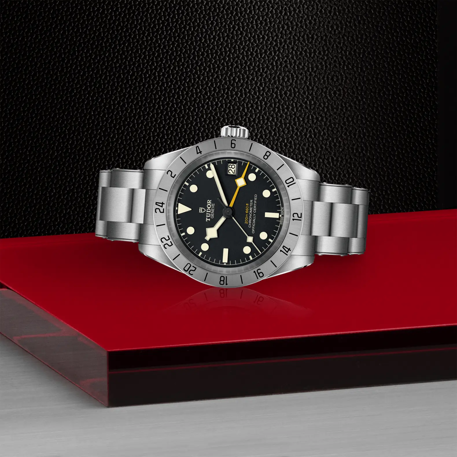 Reloj TUDOR Black Bay Pro con brazalete de acero y esfera negra: vista de lado