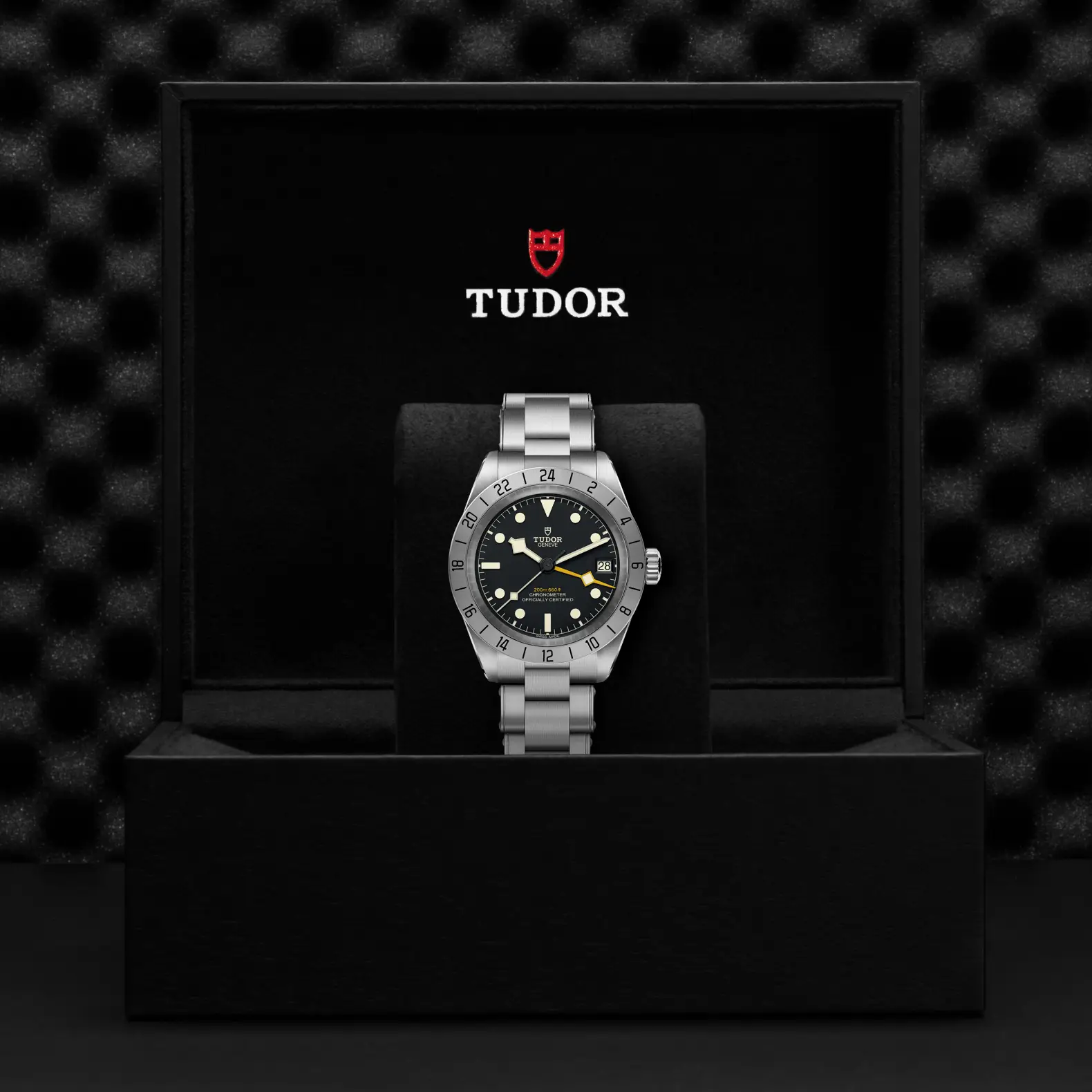 Reloj TUDOR Black Bay Pro con brazalete de acero y esfera negra: presentación en su caja oficial