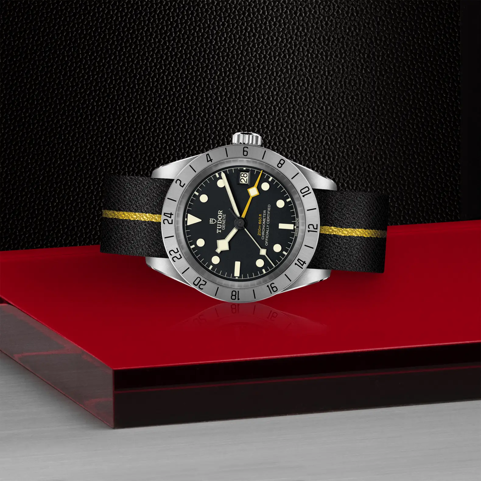 Reloj TUDOR Black Bay Pro con correa de tejido negra y banda amarilla: vista de lado