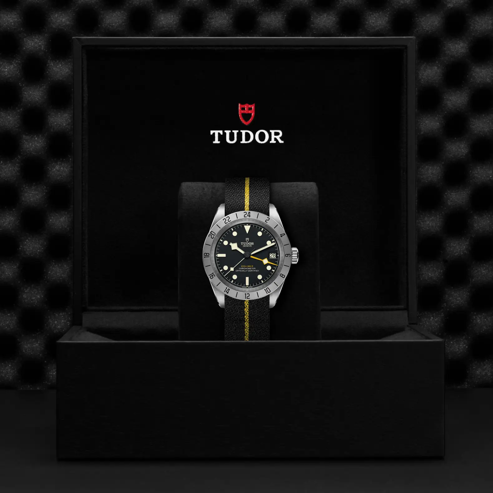 Reloj TUDOR Black Bay Pro con correa de tejido negra y banda amarilla: presentación en su caja oficial