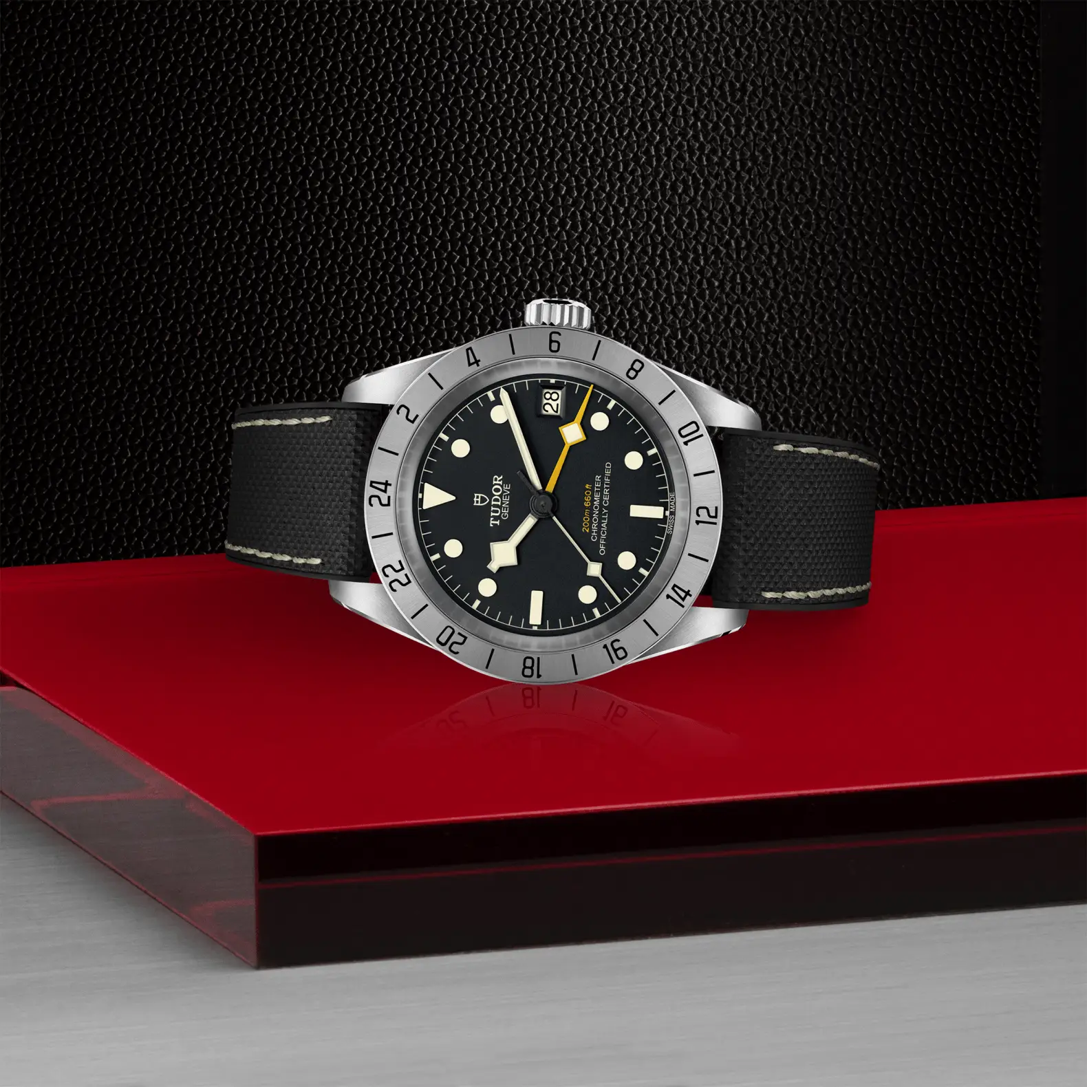 Reloj TUDOR Black Bay Pro con esfera negra: vista de lado