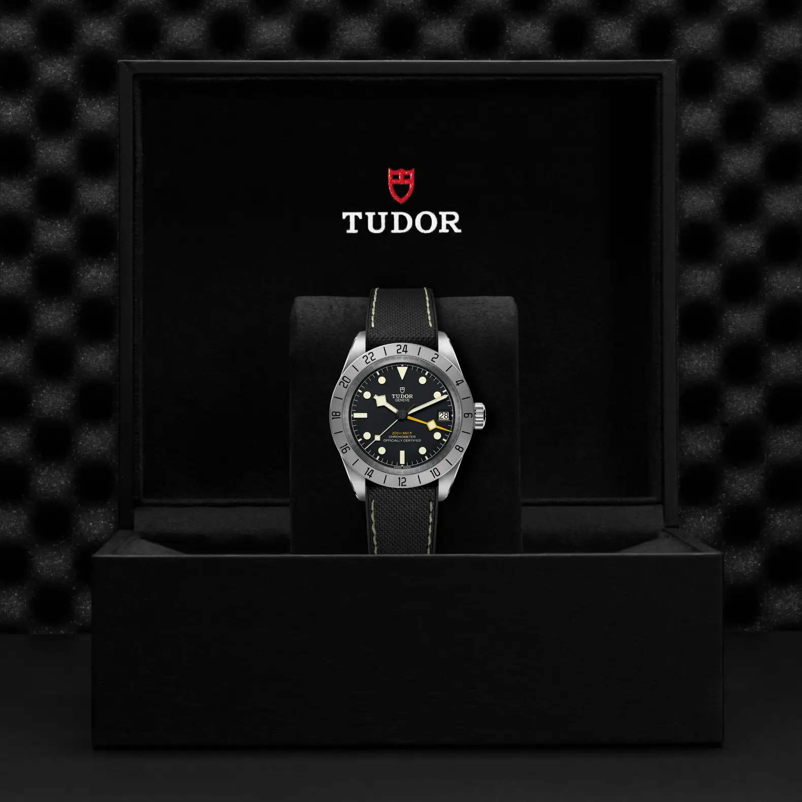 Reloj TUDOR Black Bay Pro con esfera negra: presentación en su caja oficial
