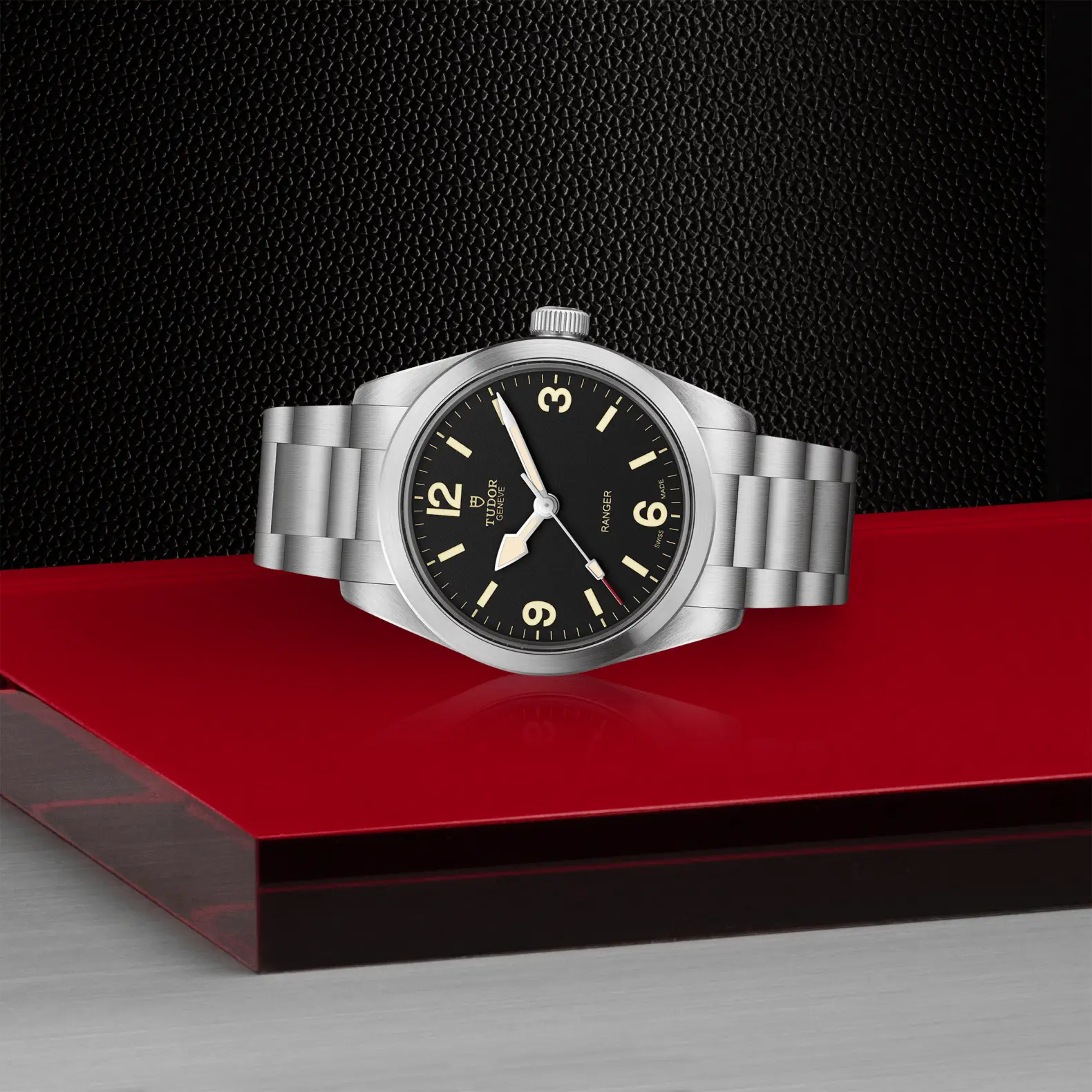 Reloj TUDOR Ranger 36 mm con esfera negra: vista de lado