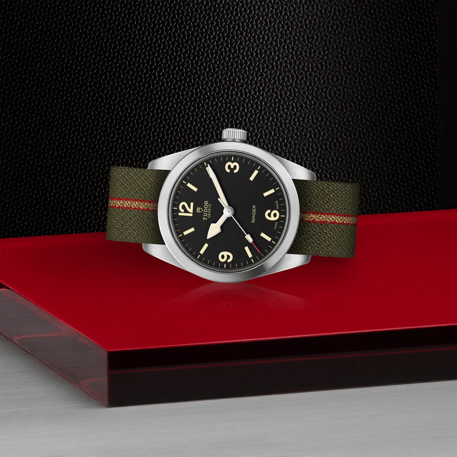 Reloj TUDOR Ranger con esfera negra y correa de tejido verde: vista de lado