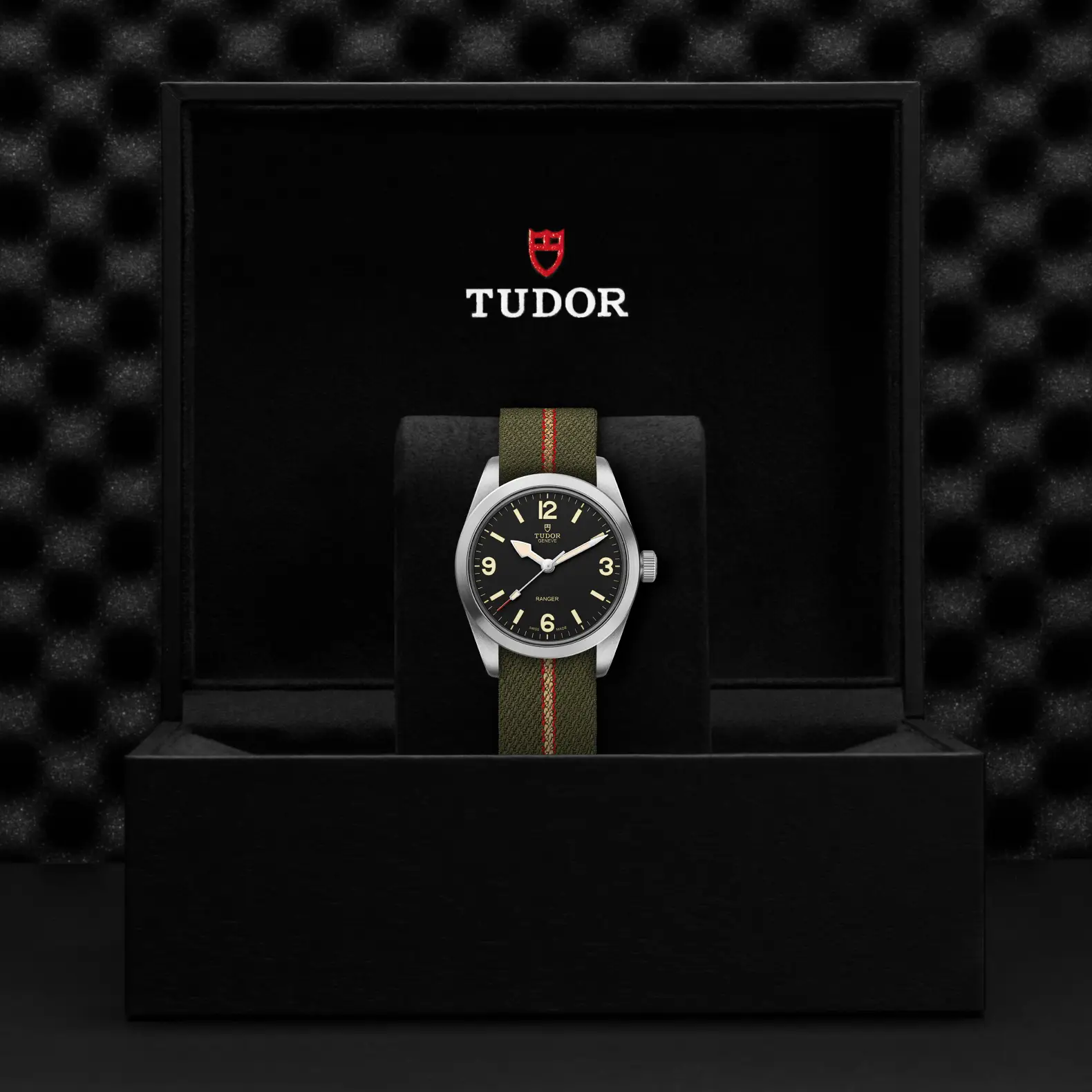 Reloj TUDOR Ranger con esfera negra y correa de tejido verde: presentación en su caja oficial