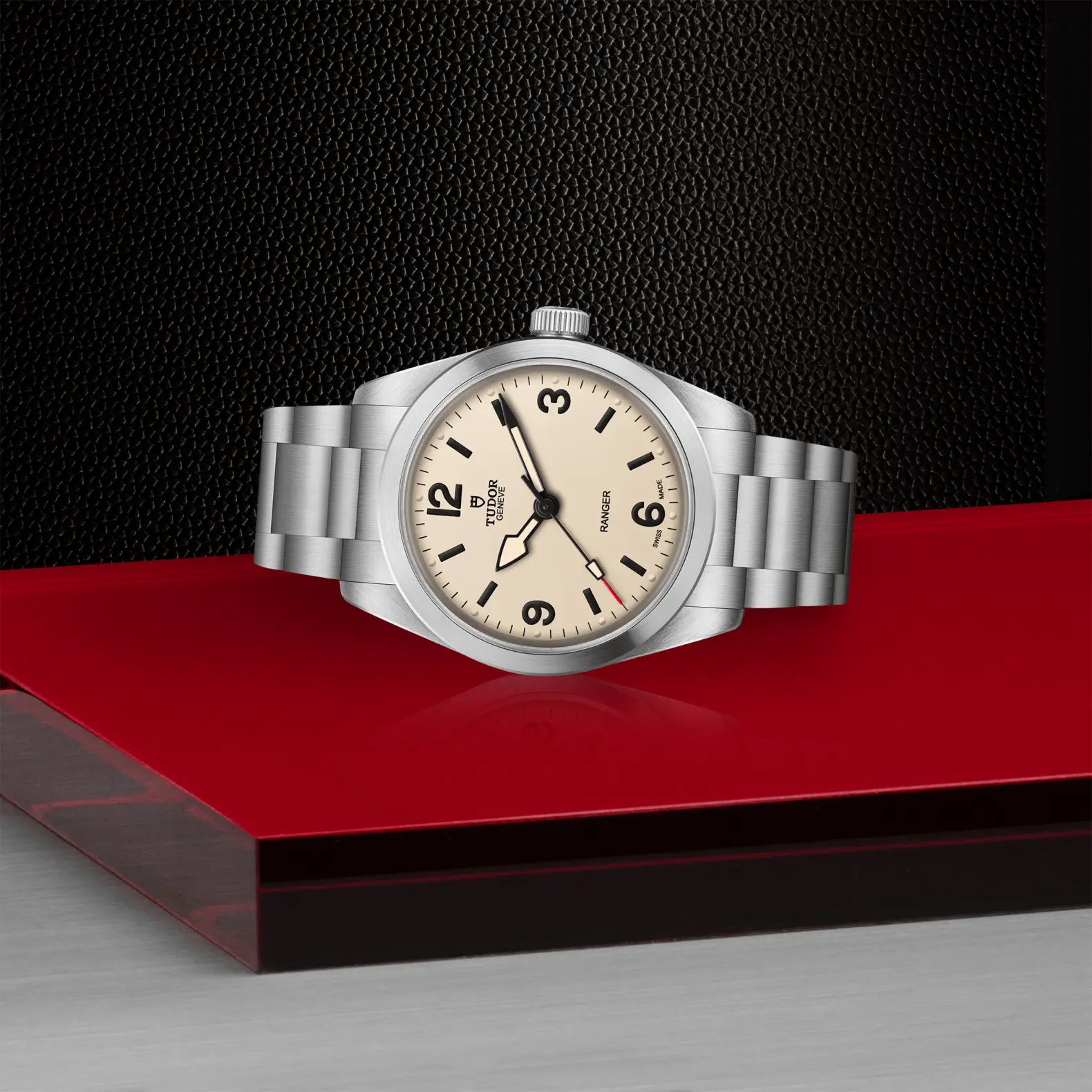 Reloj TUDOR Ranger con esfera beige: vista de lado