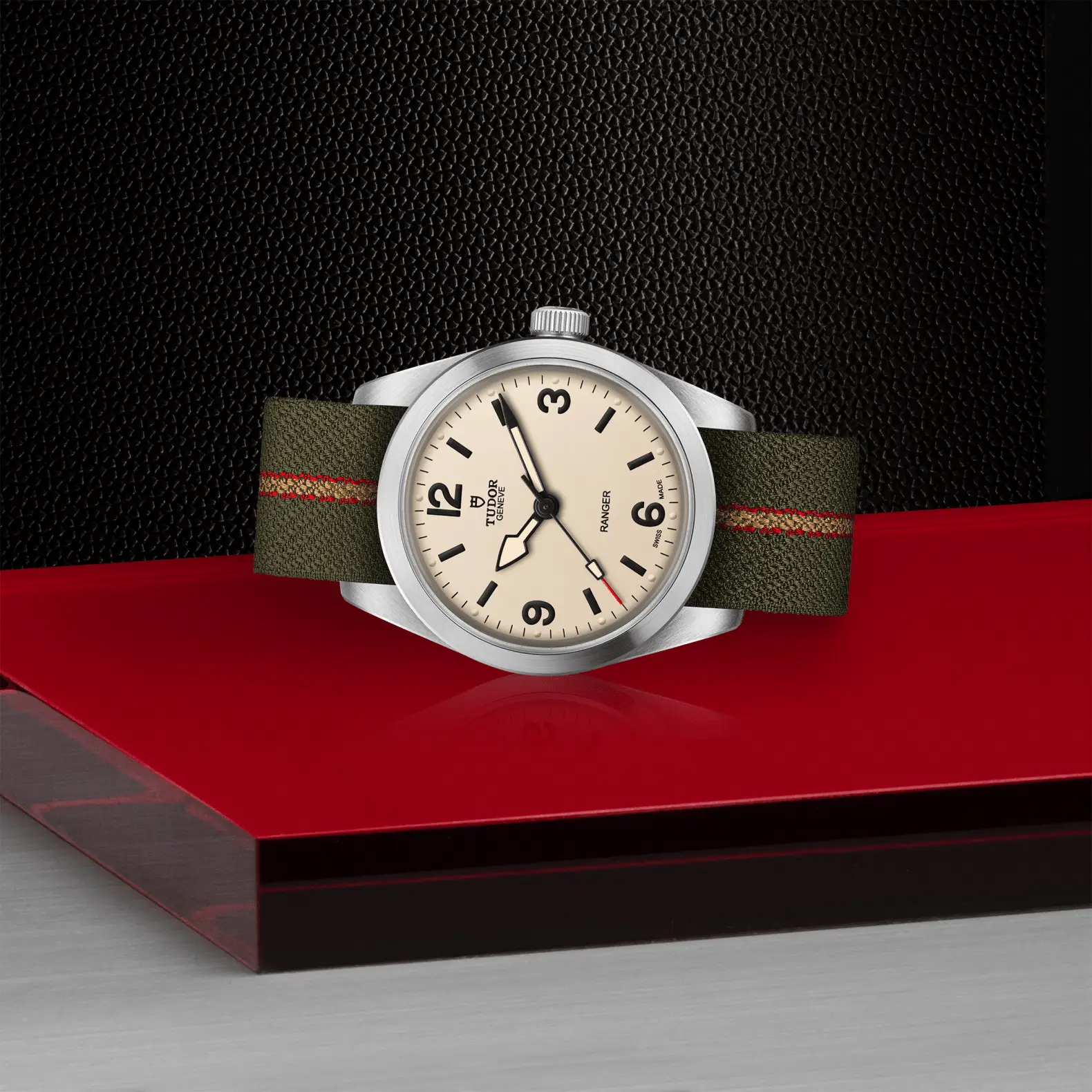 Reloj TUDOR Ranger con esfera beige y correa de tejido verde: vista de lado