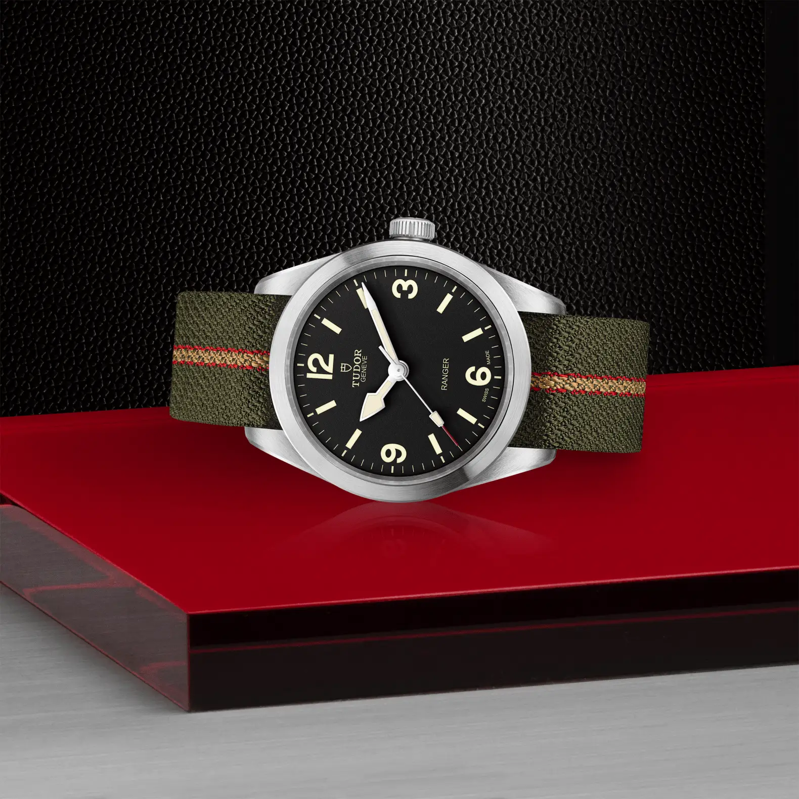 Reloj TUDOR Ranger 39 mm con esfera negra y correa de tejido verde: vista de lado