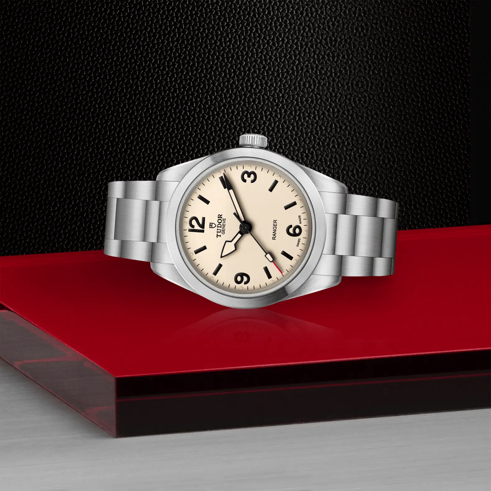 Reloj TUDOR Ranger 39 mm con esfera beige y brazalete de acero: vista de lado