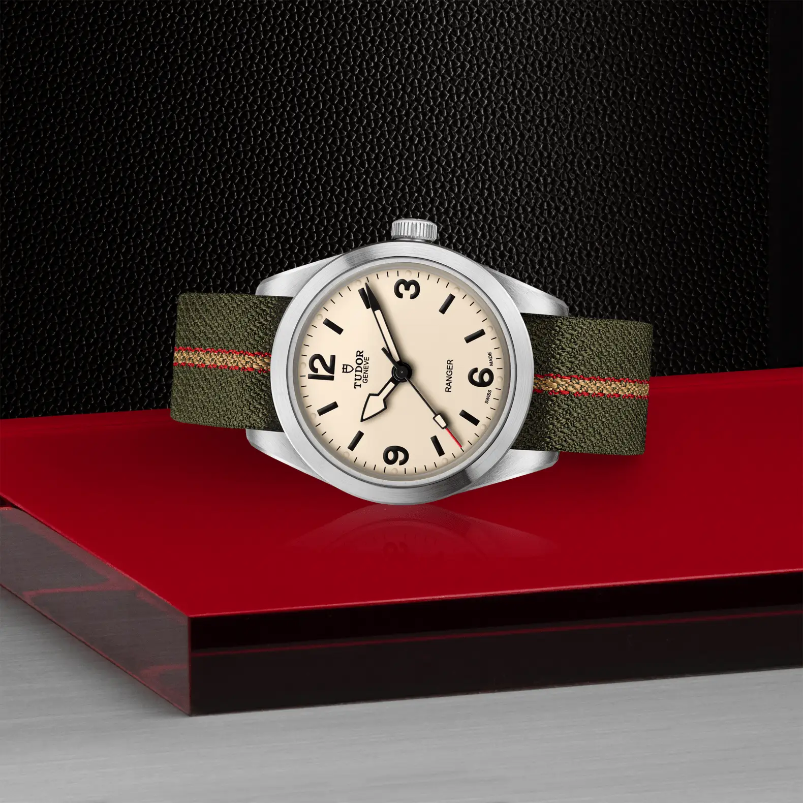 Reloj TUDOR Ranger 39 mm con esfera beige y correa de tejido verde: vista de lado