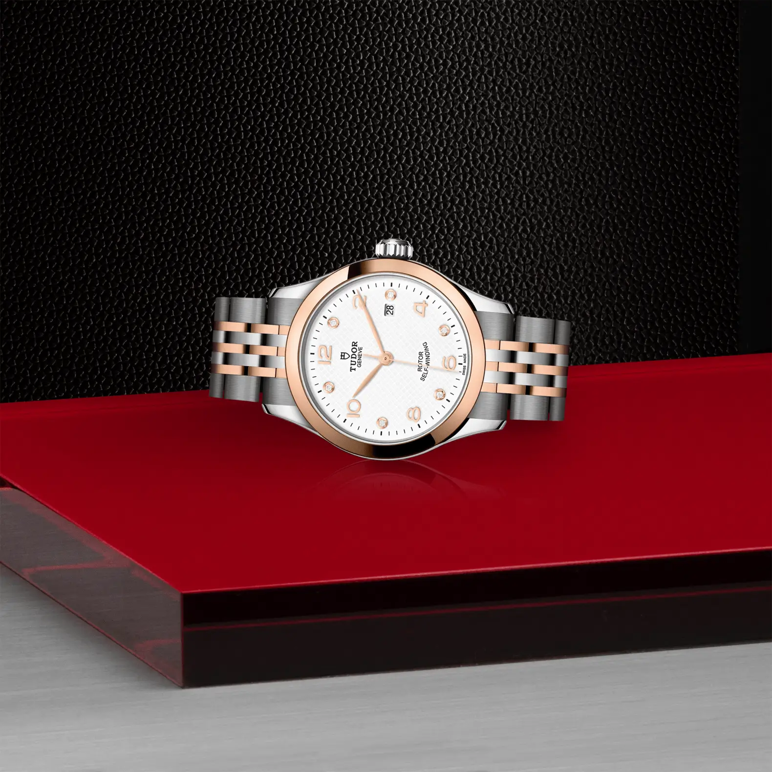 Reloj TUDOR 1926 28 mm en acero y oro rosa con esfera blanca y diamantes: vista de lado
