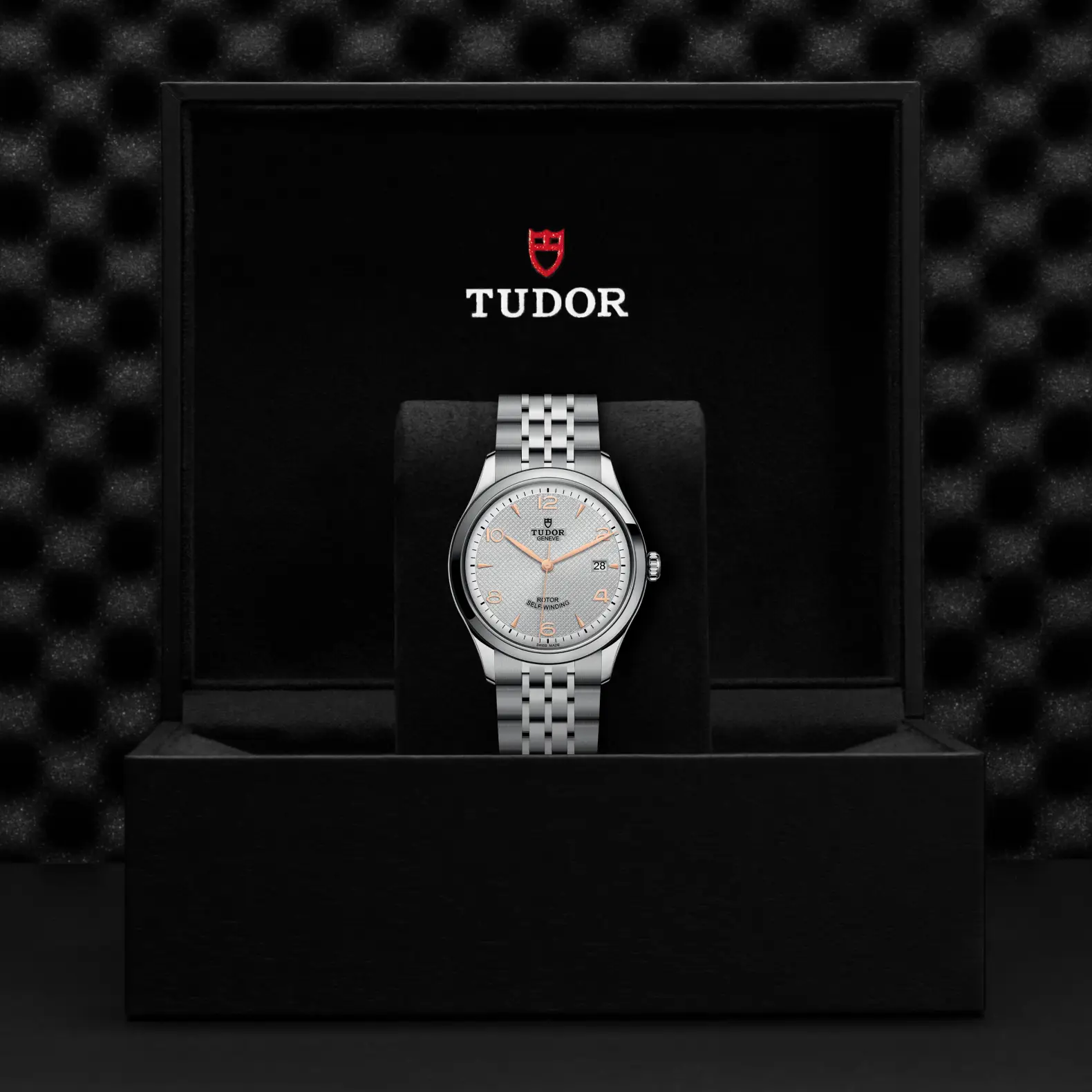 Reloj TUDOR 1926 con esfera plateada y agujas doradas: presentación en su caja oficial