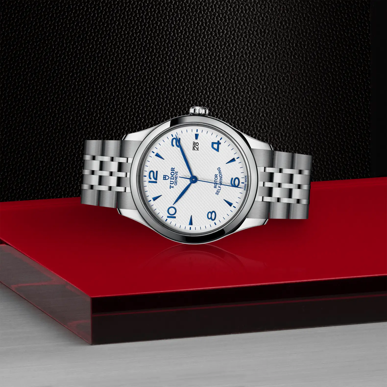 Reloj TUDOR 1926 con esfera opalina y agujas azules: vista de lado