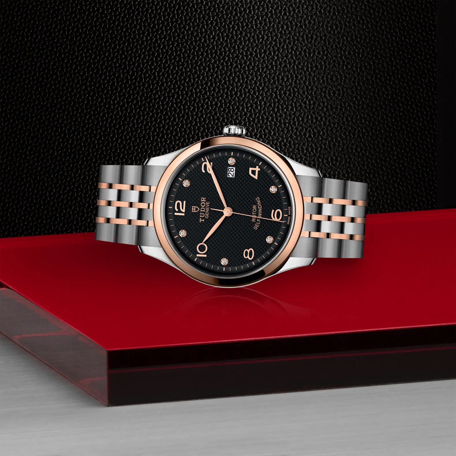 Reloj TUDOR 1926 en acero y oro rosa con esfera negra y diamantes: vista de lado