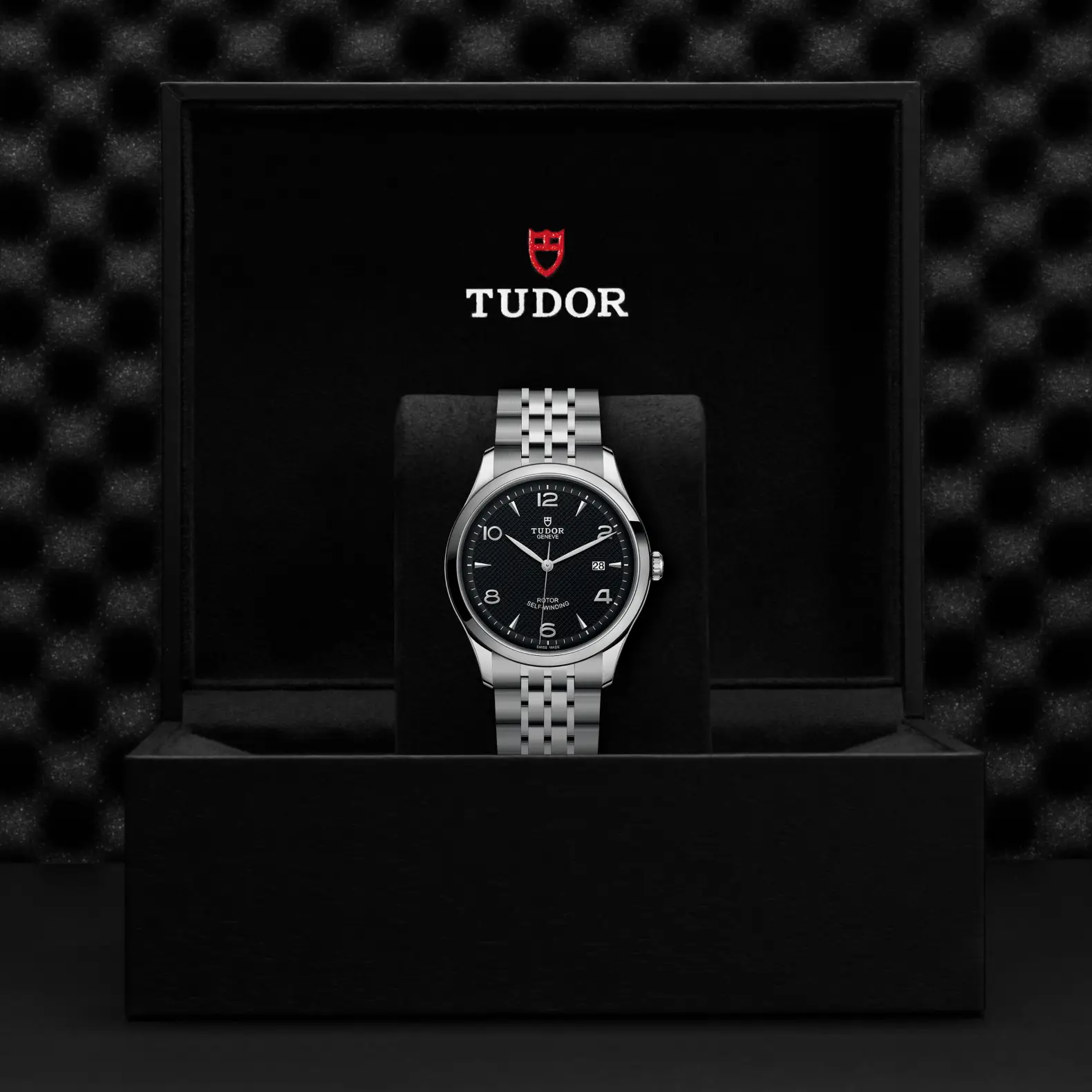 Reloj TUDOR 1926 con esfera negra, agujas rodiadas y brazalete de acero: presentación en su caja oficial