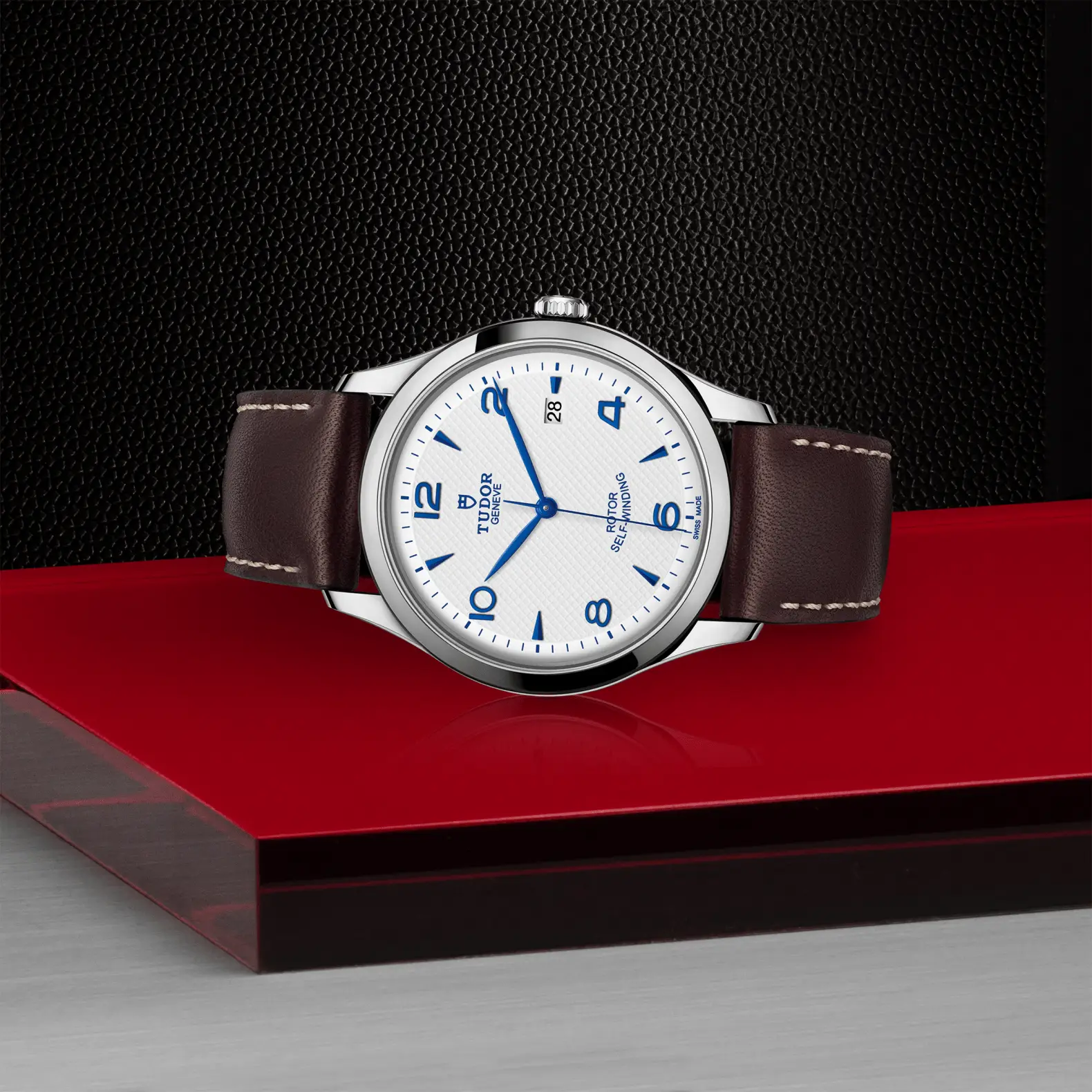 Reloj TUDOR 1926 con esfera opalina, agujas azules y correa de cuero negro: vista de lado