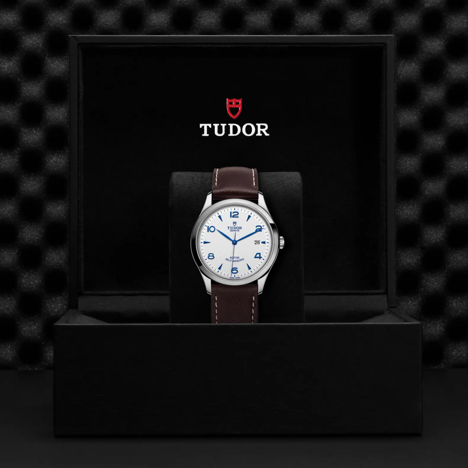 Reloj TUDOR 1926 con esfera opalina, agujas azules y correa de cuero negro: presentación en su caja oficial